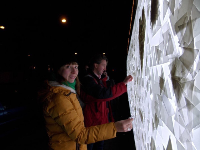 Юля і Пол творять інсталяцію